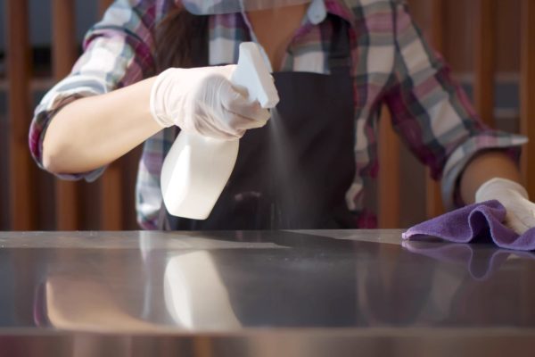 Waitress,In,Medical,And,Plastic,Face,Mask,And,Gloves,Disinfects Cleaning Table